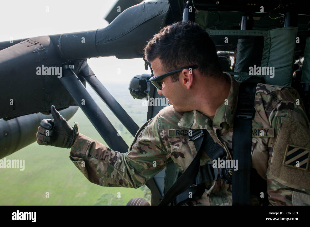 Sgt. Jeancarlo Rosada, einem Intelligence Analyst, gibt die Daumen oben unterzeichnen Crew Chief Sgt. 1. Klasse Miguel Camacho nach einem intensiven Manöver auf ein UH-60 Blackhawk Helikopter mit Unternehmen C, 3.BATAILLON, 501St Aviation Regiment am 29. Juli während der Sabre Guardian übung, die in der rumänischen Landstreitkräfte Combat Training Center in Cincu, Rumänien stattfand. Sabre Guardian ist eine multinationale militärische Übung mit rund 2.800 Soldaten aus zehn Nationen, darunter Armenien, Aserbaidschan, Bulgarien, Kanada, Georgien, die Republik Moldau, Polen, Rumänien, der Ukraine und in den USA (U.S. Armee phot Stockfoto