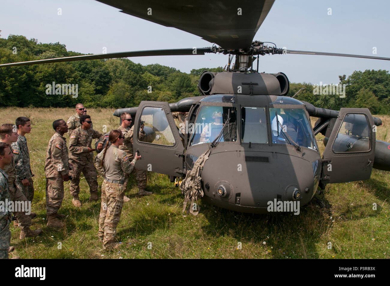 Chief Warrant Officer 2 Samantha Palmer, ein Hubschrauberpilot mit Unternehmen C, 3.BATAILLON, 501St Aviation Regiment, stellt Soldaten von Unternehmen D, 1st Battalion, 64th Panzer Regiment von Ft. Stewart, Georgia, an die UH-60 Blackhawk Hubschrauber, bevor Sie auf einem Aerial reconnaissance am 29. Juli während der Sabre Guardian übung, die in der rumänischen Landstreitkräfte Combat Training Center in Cincu, Rumänien stattfand. Sabre Guardian ist eine multinationale militärische Übung mit rund 2.800 Soldaten aus zehn Nationen, darunter Armenien, Aserbaidschan, Bulgarien, Kanada, Georgi Stockfoto