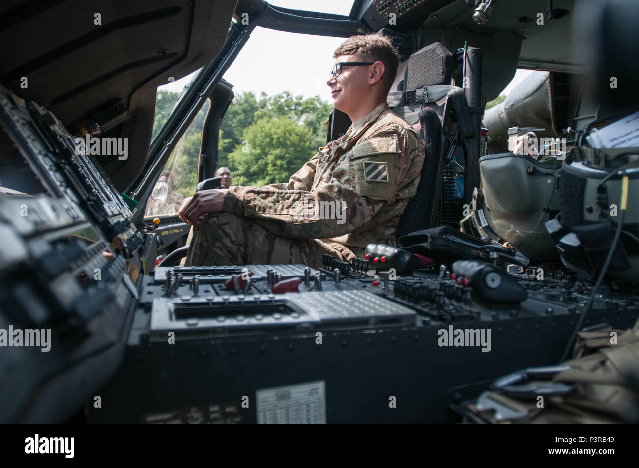 Pfc. Cesar Lozano und Infanteristen mit Unternehmen D, 1st Battalion, 64th Panzer Regiment von Ft. Stewart, Georgia, sich vorstellt, wie es ist, ein Hubschrauberpilot zu werden, wie er vor, während die Sabre Guardian übung, die in der rumänischen Landstreitkräfte Combat Training Center in Cincu, Rumänien statt auf einem Aerial reconnaissance am 29. Juli die UH-60 Blackhawk Helikopter mit Unternehmen C, 3.BATAILLON, 501St Aviation Regiment eingeführt. Sabre Guardian ist eine multinationale militärische Übung mit rund 2.800 Soldaten aus zehn Nationen, darunter Armenien, Aserbaidschan, B Stockfoto