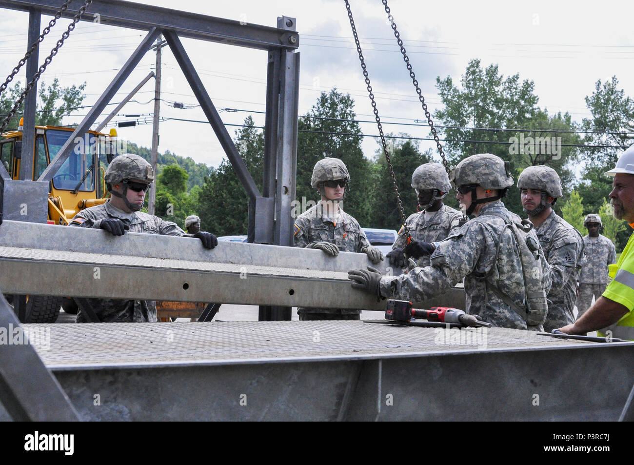 Soldaten der 250. Engineer Company, Connecticut nationalen Schutz zuständig ist, erfahren die Mabey logistische Unterstützung Brücke unter der Leitung des Vermont Agentur der Transport als Teil eines simulierten Brücke Zusammenbruch während Wachsam Guard 2016, Berlin, Vt, 29. Juli 2016 zu montieren. Wachsam Guard, ist ein nationaler Notfallplan Übung, durch die Nationalgarde und NORTHCOM, die National Guard Einheiten bietet eine Gelegenheit, die Zusammenarbeit und die Beziehungen zu regionalen zivilen, militärischen zu verbessern, und der Partner in der Vorbereitung für Notfälle und Katastrophen gefördert. (U Stockfoto