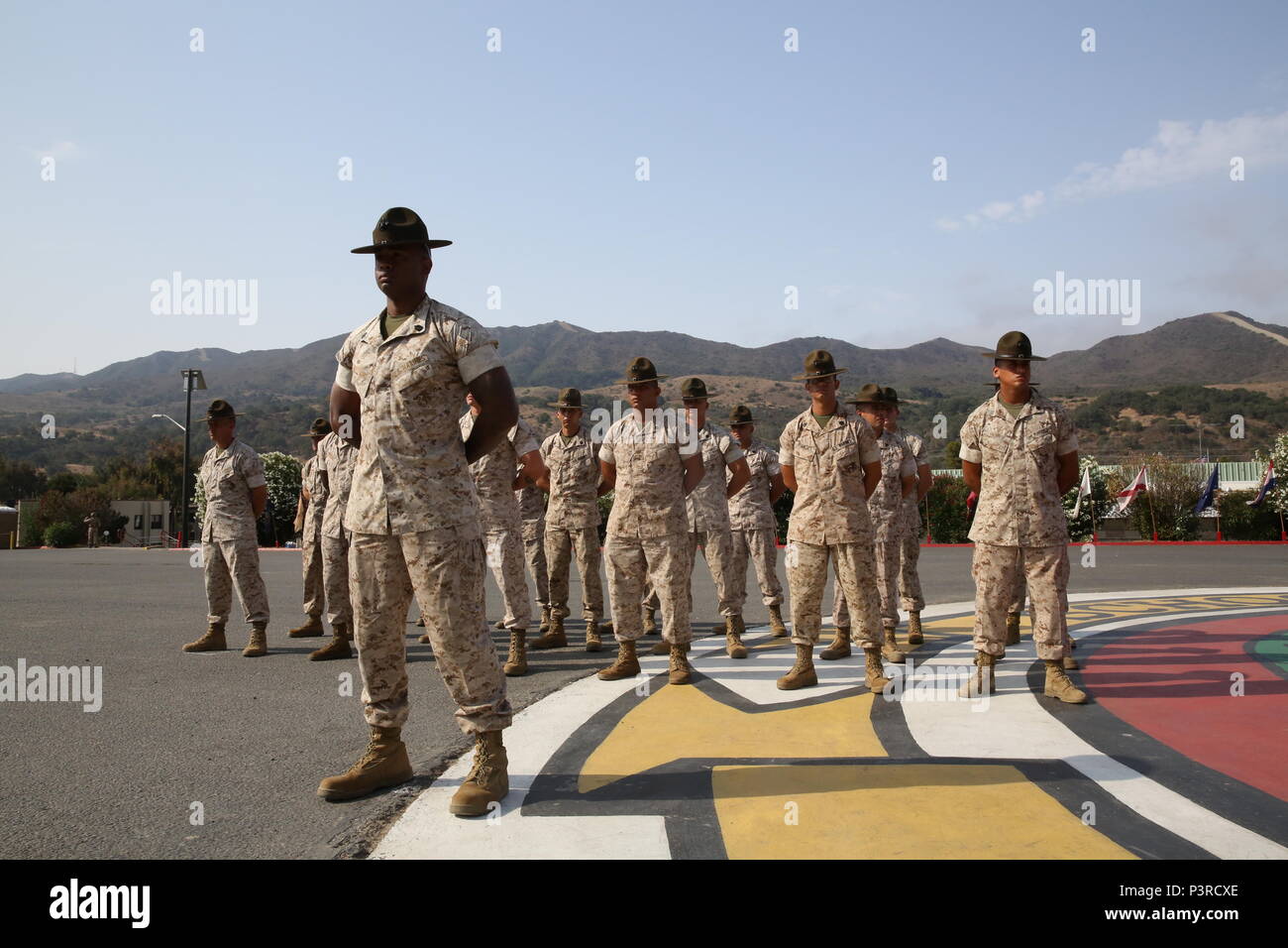 Marines vom Marine Corps Recruit Depot San Diego stehen an der Mühelosigkeit während Ehrenamtliche Marine Zeremonie Wyatt hat Gillette bei Marine Corps Base Camp Pendleton, Calif., 30. Juli 2016. Wyatt's Vater, Staff Sgt. Jeremia Gillette, ist Senior drill instructor mit 2. rekrutieren Ausbildung Bataillon des Marine Corps Recruit Depot San Diego Stockfoto