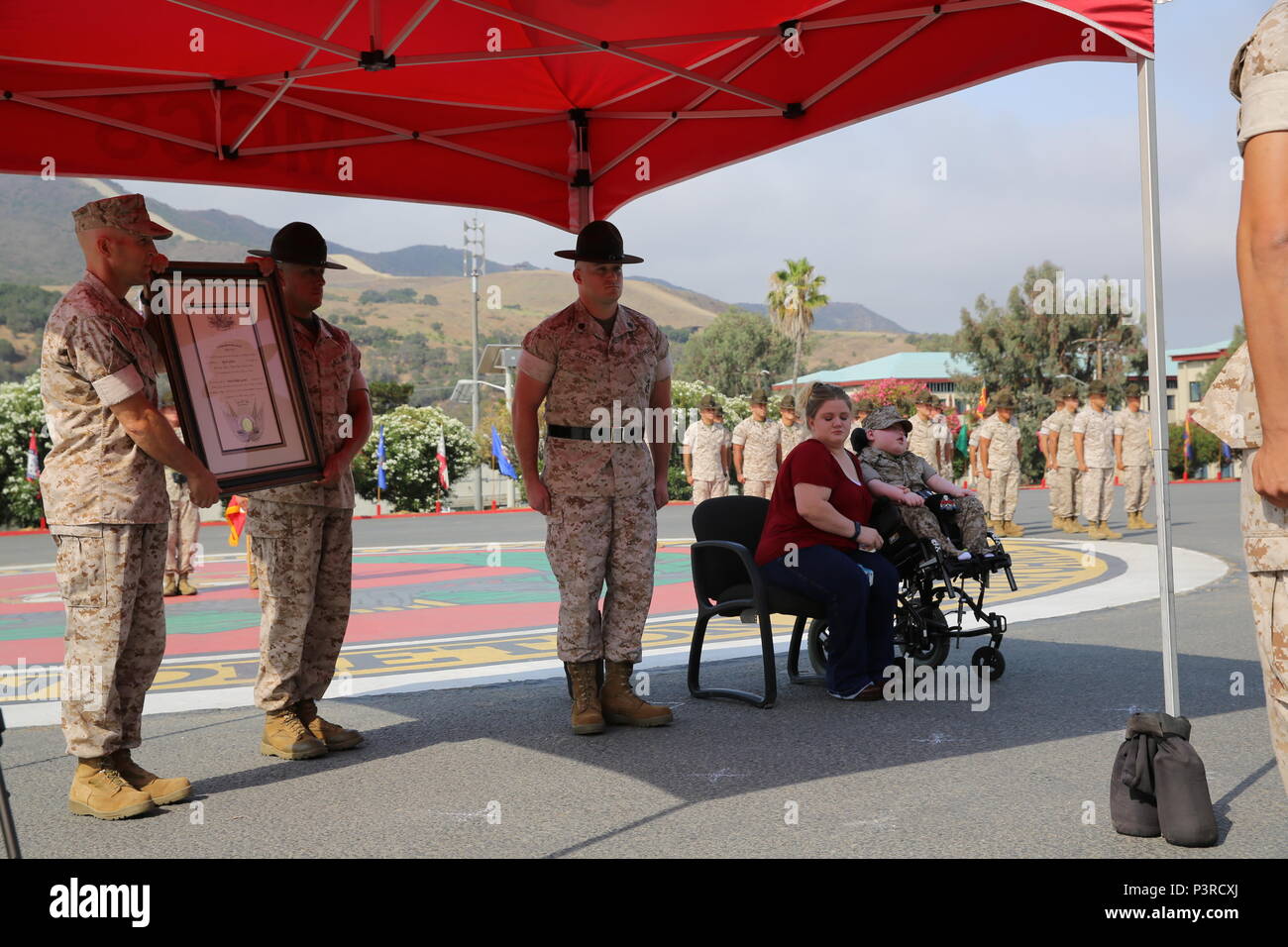 Staff Sgt. Jeremia Gillette, Senior drill instructor, Marine Corps Recruit Depot San Diego, steht neben seiner Familie als Wyatt Gillette übernimmt die Ehrenmitgliedschaft Marine bei der Marine Corps Base Camp Pendleton, Calif., 30. Juli 2016 Die Ehrenamtlichen Marine Titel ist eine Person, die für die Marine Corps bemerkenswert Service oder Support exemplarisch vorgestellt. Stockfoto