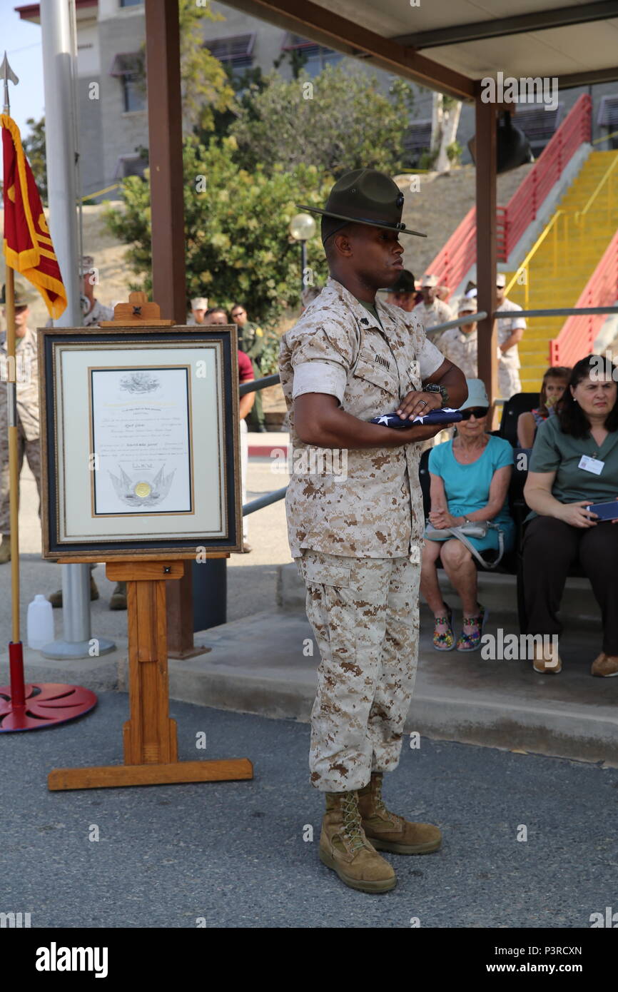 Ein drill instructor aus Marine Corps Recruit Depot San Diego bereitet eine Flagge des Marine Corps Base Camp Pendleton, Calif., 30. Juli 2016 zur ehrenamtlichen Marine Wyatt Gillette vorgelegt werden. Wyatt's Vater, Staff Sgt. Jeremia Gillette, ist Senior drill instructor mit 2. rekrutieren Ausbildung Bataillon des Marine Corps Recruit Depot San Diego. Stockfoto