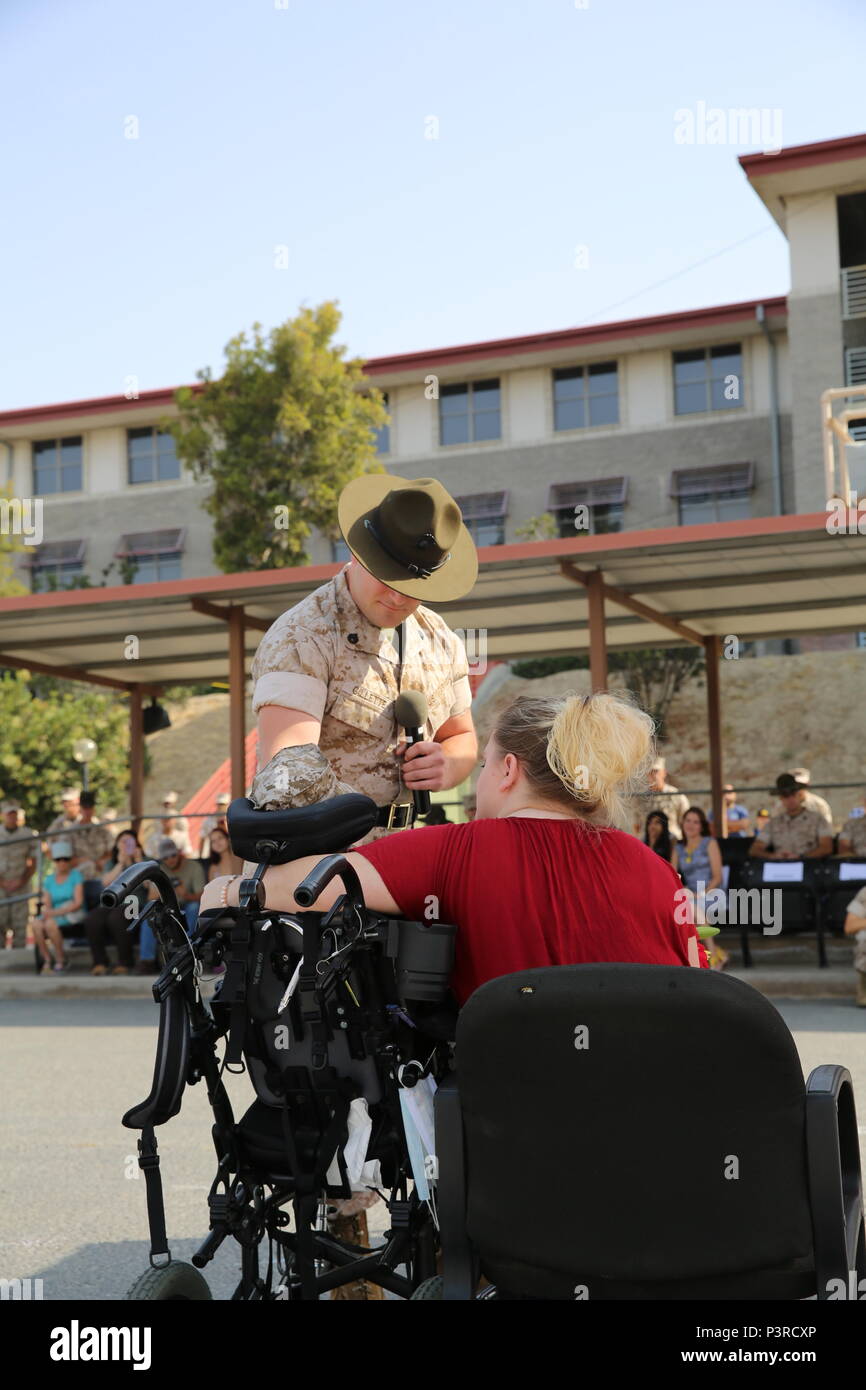 Staff Sgt. Jeremia Gillette, Senior drill instructor, Marine Corps Recruit Depot San Diego, spricht Worte des Dankes im Namen von seinem Sohn Wyatt Gillette auf seine ehrenamtlichen Marine Zeremonie an der Marine Corps Base Camp Pendleton, Calif., 30. Juli 2016. Wyatt Gillette zum Honorarprofessor Marine durch Gen. Robert B. Neller, Kommandant der Marine Corps unterschieden. Stockfoto