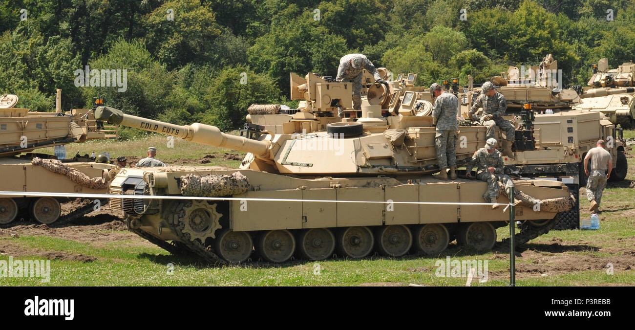 Soldaten des 116. Kavallerie-Brigade-Kampfteams bereiten die Hauptkampfpanzer der US-Armee M1A2 Abrams am 24. Juli 2016 im rumänischen Kampftrainingszentrum der rumänischen Landstreitkräfte in Cincu vor. Saber Guardian 2016 war eine multinationale Verteidigungsübung, an der etwa 2.800 Mitarbeiter aus mehreren NATO- und Partnerländern beteiligt waren. Die Aktivitäten konzentrierten sich auf gepanzerte Manöver, nachhaltige Operationen, Koordinierung und multinationale Interoperabilität in einer kombinierten Ausbildungsumgebung. Stockfoto
