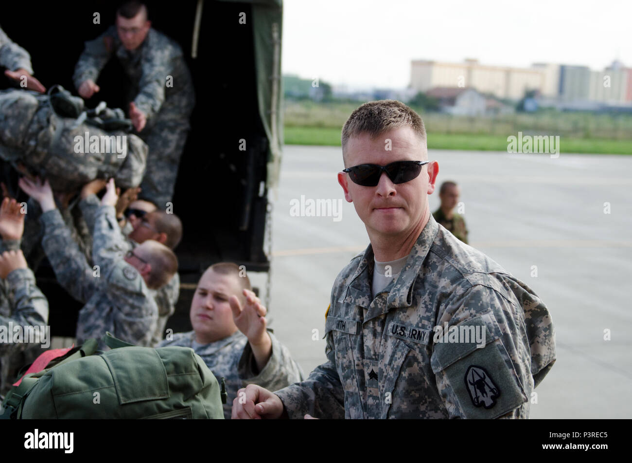 Sgt. Steve Smith mit Montana Army National Guard 1889 Region Support Group hilft Gang in Hermannstadt, Rumänien, 24. Juli 2016 zur Unterstützung der Übung Sabre Guardian entladen. Sabre Guardian, eine multinationale militärische Übung mit rund 2.800 Soldaten aus zehn Nationen, darunter Armenien, Aserbaidschan, Bulgarien, Kanada, Georgien, die Republik Moldau, Polen, Rumänien, der Türkei, der Ukraine und den USA die Ziele dieser Übung handelt es sich um multinationale Unternehmen, die regionale und gemeinsame Partnerschaft Kapazität durch die Verbesserung der militärischen Beziehungen, der Austausch von beruflichen Erfahrungen aufzubauen, und die Verbesserung der Interoperabilit Stockfoto