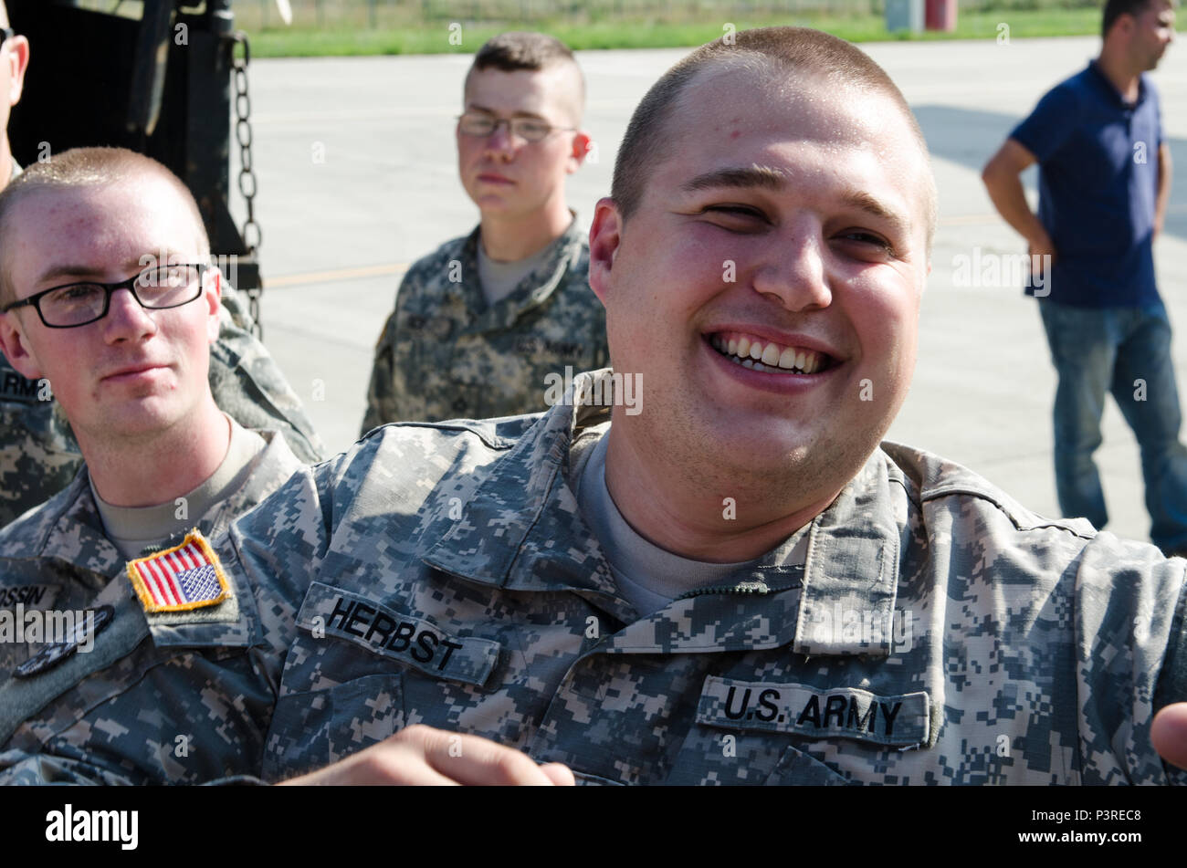 Spc. Kyle Herbst, ein infanterist mit 3 kombinierten Waffen Bataillon, 116 Cavalry Brigade Combat Team hilft Gang in Hermannstadt, Rumänien, 24. Juli 2016 zur Unterstützung der Übung Sabre Guardian entladen. Sabre Guardian, eine multinationale militärische Übung mit rund 2.800 Soldaten aus zehn Nationen, darunter Armenien, Aserbaidschan, Bulgarien, Kanada, Georgien, die Republik Moldau, Polen, Rumänien, der Türkei, der Ukraine und den USA die Ziele dieser Übung handelt es sich um multinationale Unternehmen, die regionale und gemeinsame Partnerschaft Kapazität durch die Verbesserung der militärischen Beziehungen, der Austausch von beruflichen Erfahrungen zu bauen, und im Stockfoto