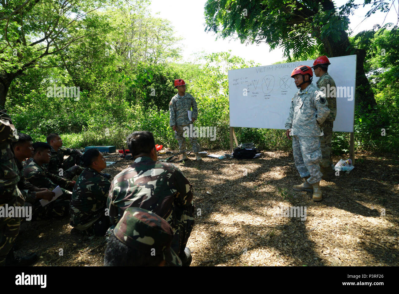 Mitglieder der Pennsylvania National Guard diskutieren beschädigte Struktur Kennzeichnung mit Mitgliedern der Streitkräfte der Philippinen während ein Experte auf einem Exchange zur Unterstützung der Balikatan 2017 am Fort Magsaysay in Santa Rosa, Nueva Ecija, 7. Mai 2017. Diese Fähigkeiten sicherzustellen, dass Ersthelfer und militärische Mitglieder sichern und Opfer während einer realen Krise entfernen. Balikatan ist eine jährliche US-Philippinischen bilaterale militärische Übung konzentriert sich auf eine Vielzahl von Missionen, einschließlich humanitärer Hilfe und Katastrophenhilfe, und Terrorismusbekämpfung. Stockfoto