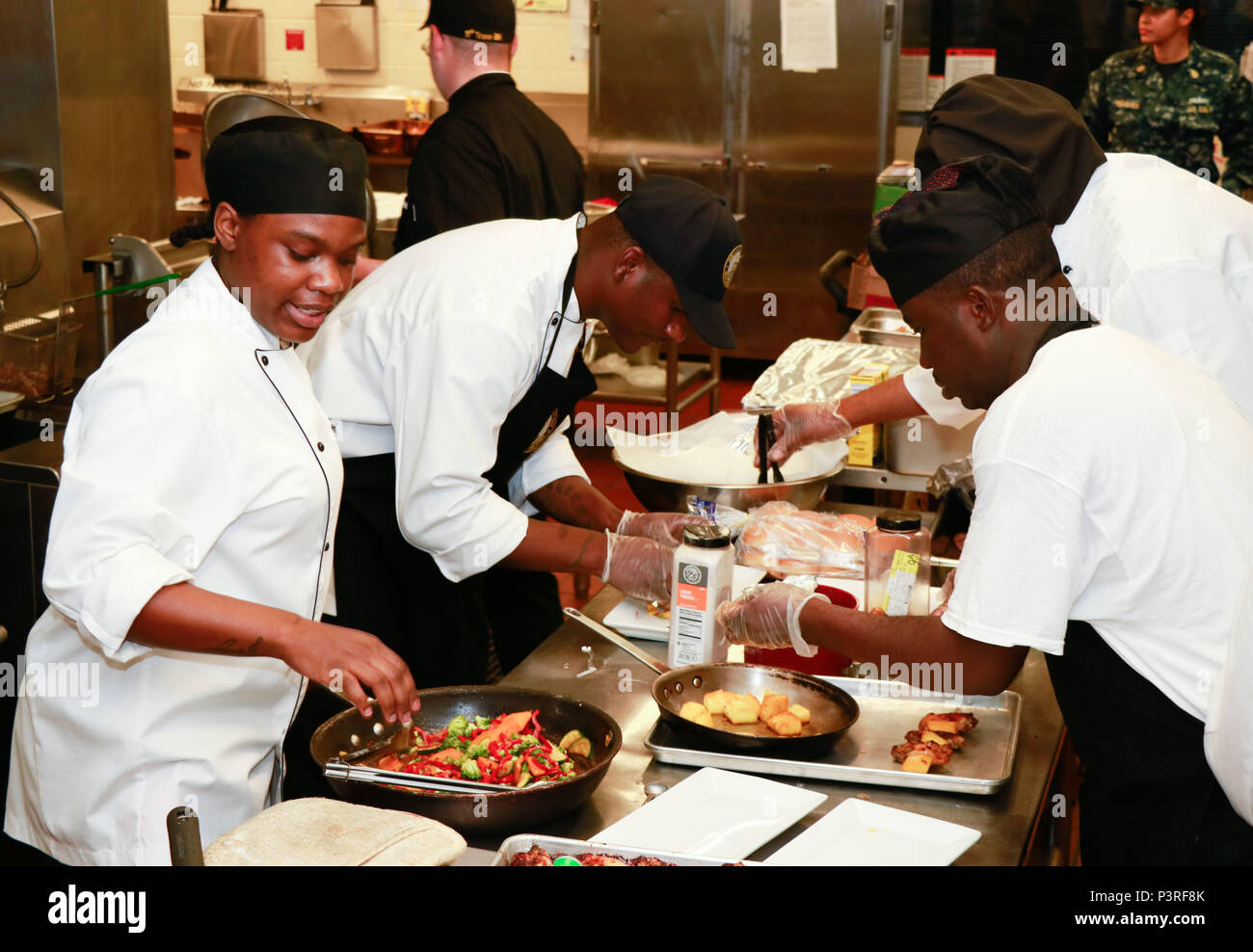 Fort Story, Va. 21. JULI 2016. - Marine und Armee kämpften es heraus in  diesem Quartal Top Chef Wettbewerb im Lighthouse Café. Für dieses  karibische Küche Summer Splash des Kommandanten Pokal und