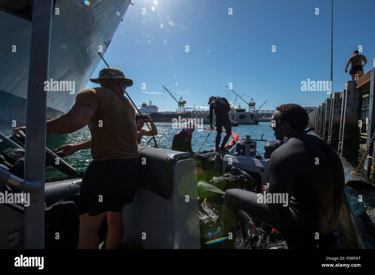 160720-N-DJ 750-135 SAN DIEGO (20 Juli 2016) - Die Naval Oberfläche und Mine Warfighting's Development Center Commander, Task Unit 177.2.1 die Beseitigung von Explosivstoffen Techniker eine Suche für simulierte Sprengstoffe für militärische Sealift Command große, mittlere Geschwindigkeit Roll on/Roll off-ship USNS Bob Hope (T-AKR-300) während der südlichen Kalifornien Teil des Pacific Rim 2016. 26 Nationen, mehr als 40 Schiffe und u-Boote, mehr als 200 Flugzeugen und 25.000 Mitarbeiter an Rimpac vom 30. Juni bis 4. August, in und um die hawaiischen Inseln und Südkalifornien. Die Stockfoto