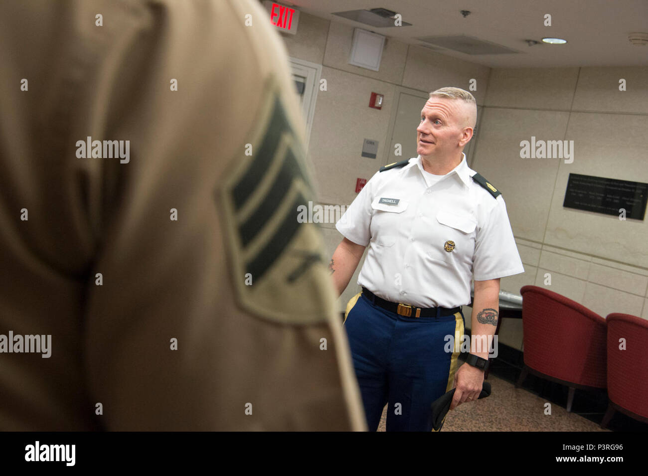 Marine Corps Gen. Joseph F. Dunford Jr., Vorsitzender des Generalstabs, und Armee Sgt. Maj. John W. Troxell, Senior Berater der Vorsitzende des Generalstabs, sprechen zu Marine Security Guards auf die US-Botschaft in Tel Aviv, Israel, 8. Mai 2017 zugeordnet. (Abt. der Verteidigung Stockfoto