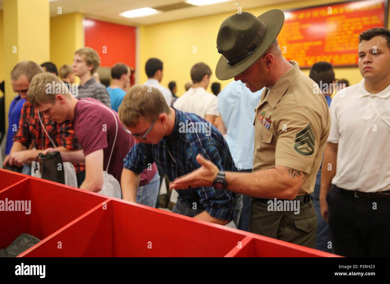 Staff Sgt. Anthony D. Bauder, Senior drill instructor, Empfangen von Unternehmen, Unterstützung Bataillon, beauftragt ein rekrut beim Empfang des Marine Corps Recruit Depot San Diego, 25. Juli, schneller zu bewegen. Während die Rekruten auf dem Depot sind, haben Sie bohren Ausbilder Sie jeden Tag zu beaufsichtigen hat, überall gehen Sie. Jährlich mehr als 17.000 Männer aus den westlichen Recruiting Region rekrutiert werden an MCRD San Diego ausgebildet. Echo ist zu graduieren Okt. 21 geplant. Stockfoto