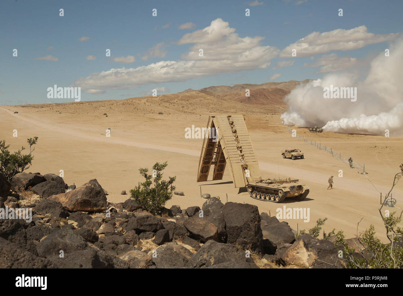 Us-Soldaten auf das erste Bataillon zugeordnet, 63 Armored Regiment, 2nd Brigade Combat Team, 1.Infanterie Division, verschieben Angriff ein Ziel mit einem gemeinsamen Angriff Brücke während entscheidende Maßnahmen Rotation 17-06 an der National Training Center, Fort Irwin, Calif., 7. Mai 2017. Stockfoto