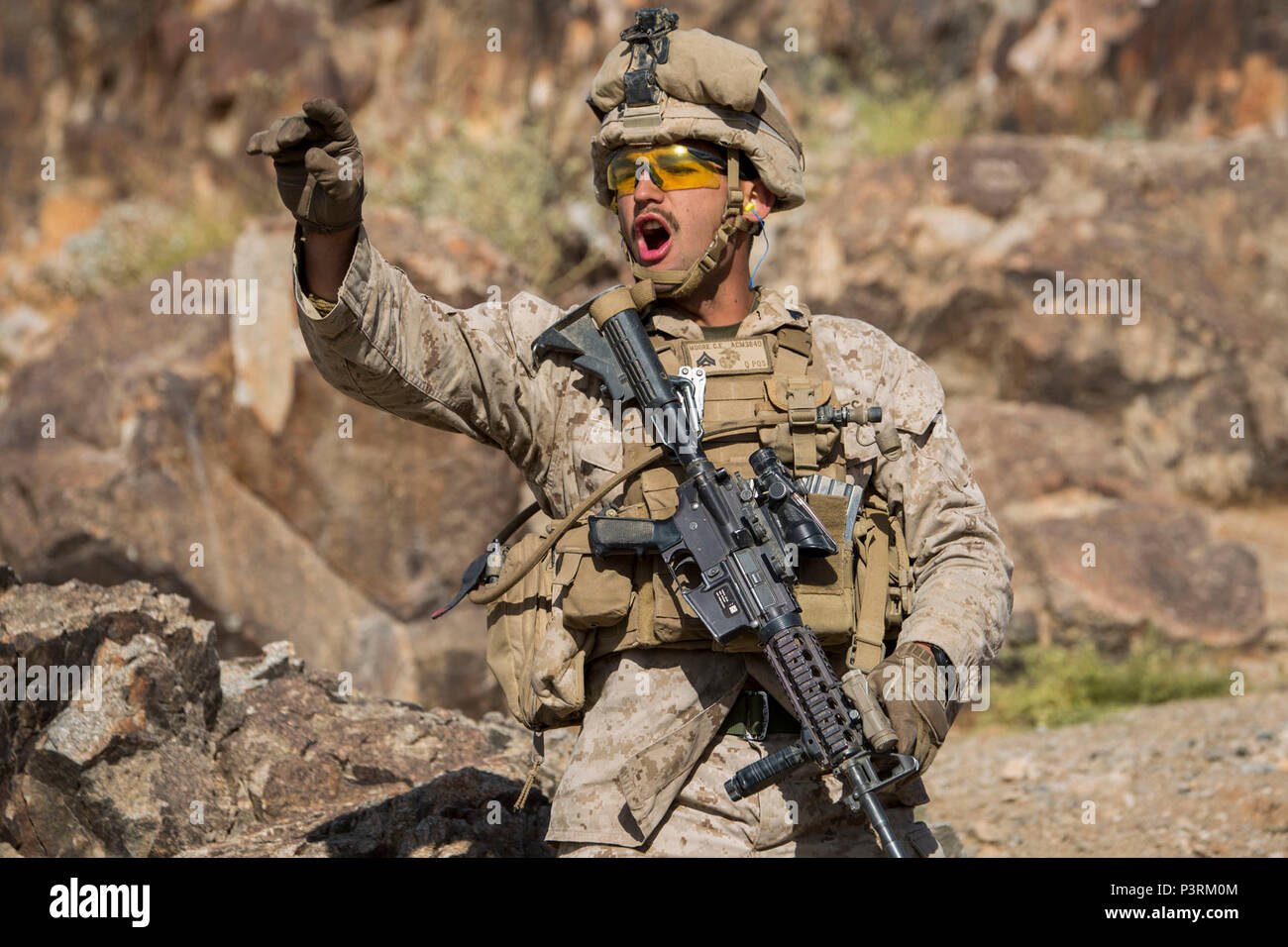 MARINE Corps Air Ground Combat Center Twentynine Palms, Kalifornien - Cpl. Charles Moore, ein Squad Leader für Waffen Platoon, Alpha Company, 1.BATAILLON, 8 Marine Regiment, führt Aufträge zum Maschinengewehr emplacments während einer verstärkten Firma Angriff an Reichweite 400 an Bord Marine Corps Air Ground Combat Center, Twentynine Palms, Kalifornien, 7. Mai 2017. Die Marines eine Ebene des Unternehmens Angriff durch Maschinengewehre, Fahrzeuge, Mörtel und Scharfschützen als Teil der integrierten Ausbildung Exericse 3-17 verstärkt. Integrierte Ausbildung Übung ist eine Schulung Entwicklung führte fünf Mal im Jahr zu erhöhen Stockfoto