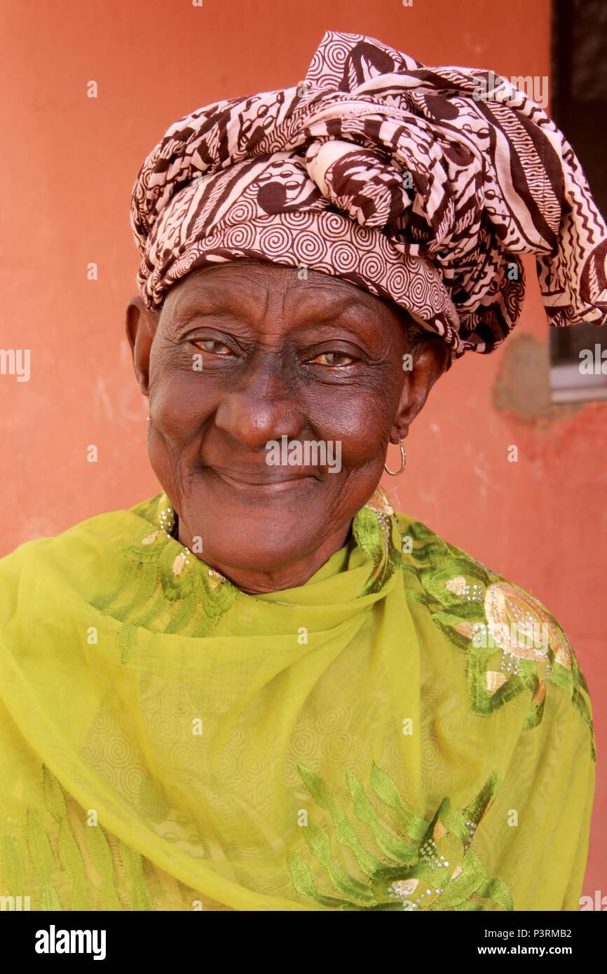 Lächelnd alte Frau, Dakar, Senegal Stockfoto