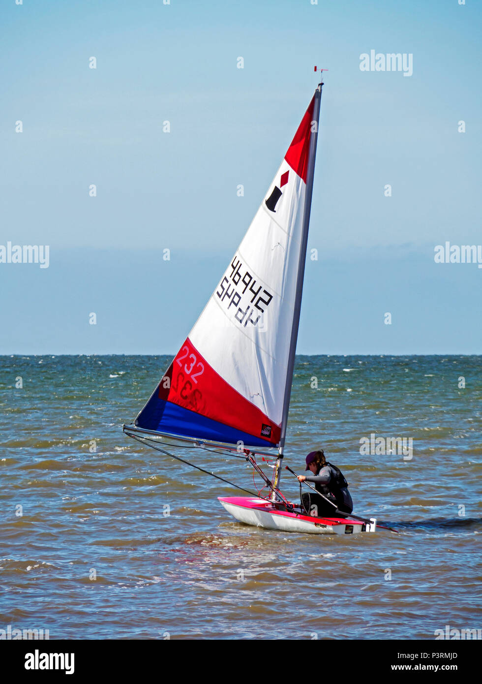 Jolle segeln von Lyng Strand in West Norfolk, der Heimat der Braunton Beach Sailing Club. Stockfoto