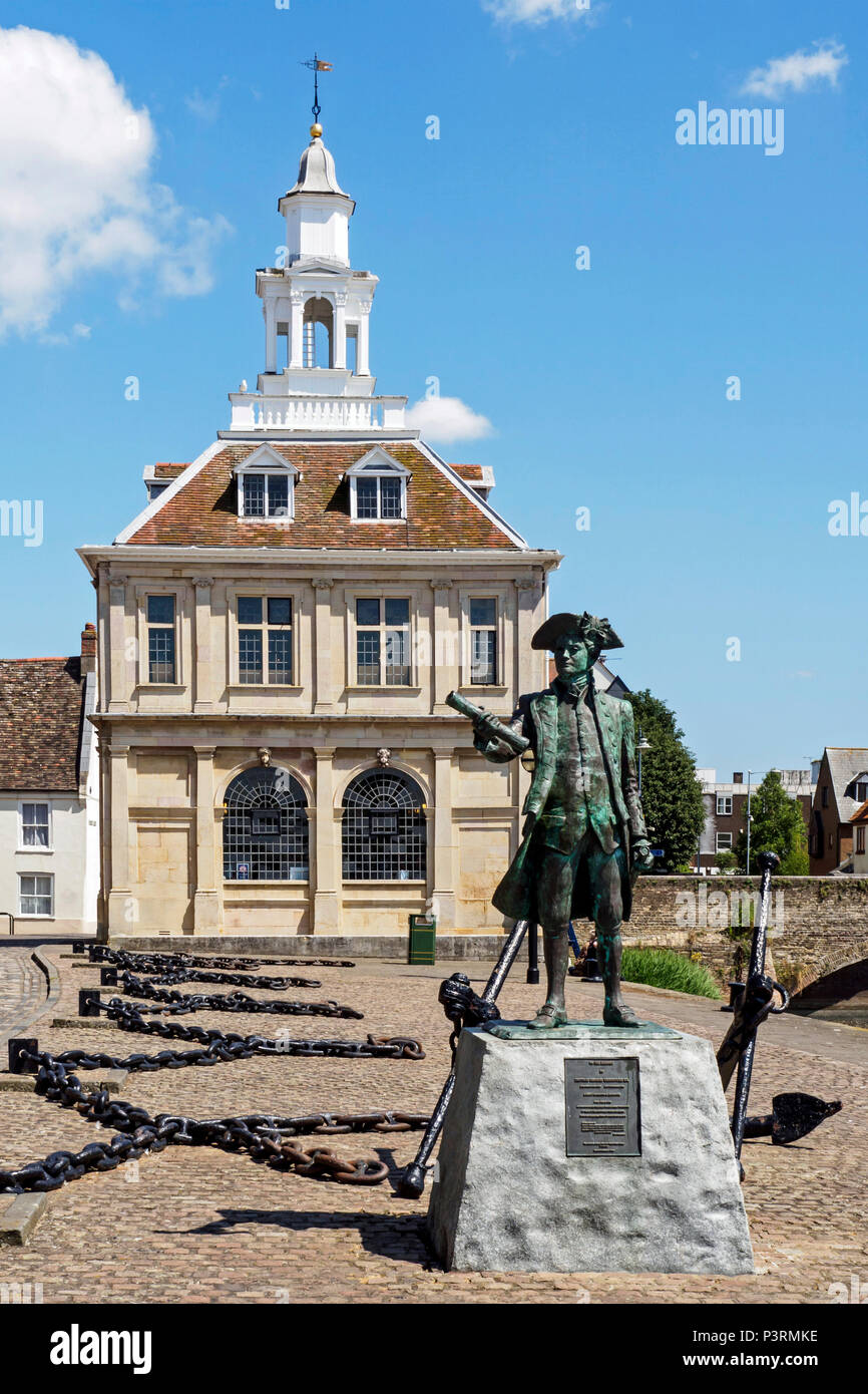 Die Statue von Captain George Vancouver vor dem Alten Zollhaus in Kings Lynn, Norfolk. Stockfoto