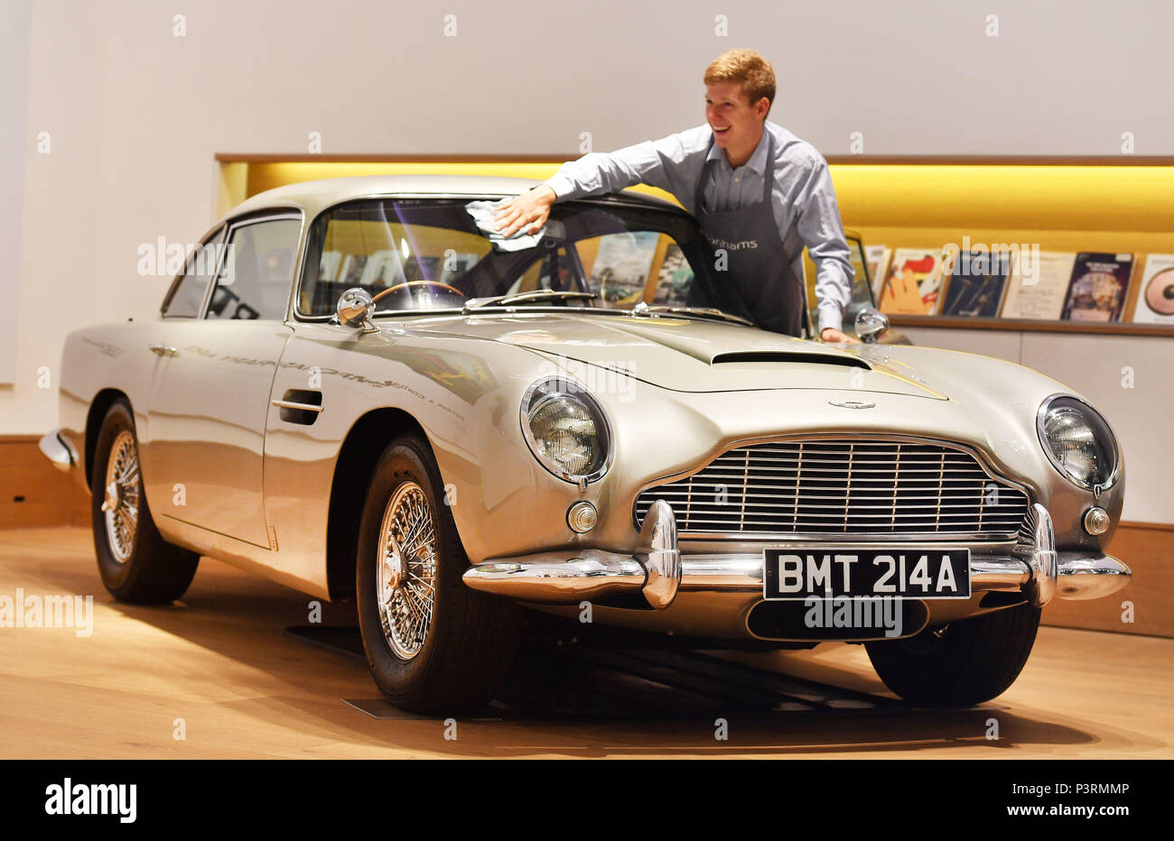 Ein Aston Martin DB5 aus dem Jahr 1965, der von Pierce Brosnan als James Bond im Film GoldenEye aus dem Jahr 1995 angetrieben wird, wird in Bonhams im Zentrum von London vorbereitet, bevor er am 13. Juli beim Bonhams Goodwood Festival of Speed Sale für geschätzte £1.2-£1,6 Millionen versteigert wird. Stockfoto