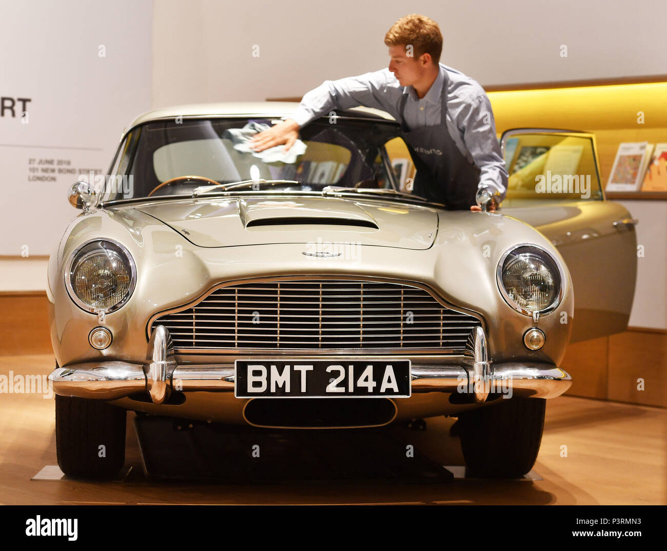 Ein Aston Martin DB5 aus dem Jahr 1965, der von Pierce Brosnan als James Bond im Film GoldenEye aus dem Jahr 1995 angetrieben wird, wird in Bonhams im Zentrum von London vorbereitet, bevor er am 13. Juli beim Bonhams Goodwood Festival of Speed Sale für geschätzte £1.2-£1,6 Millionen versteigert wird. Stockfoto