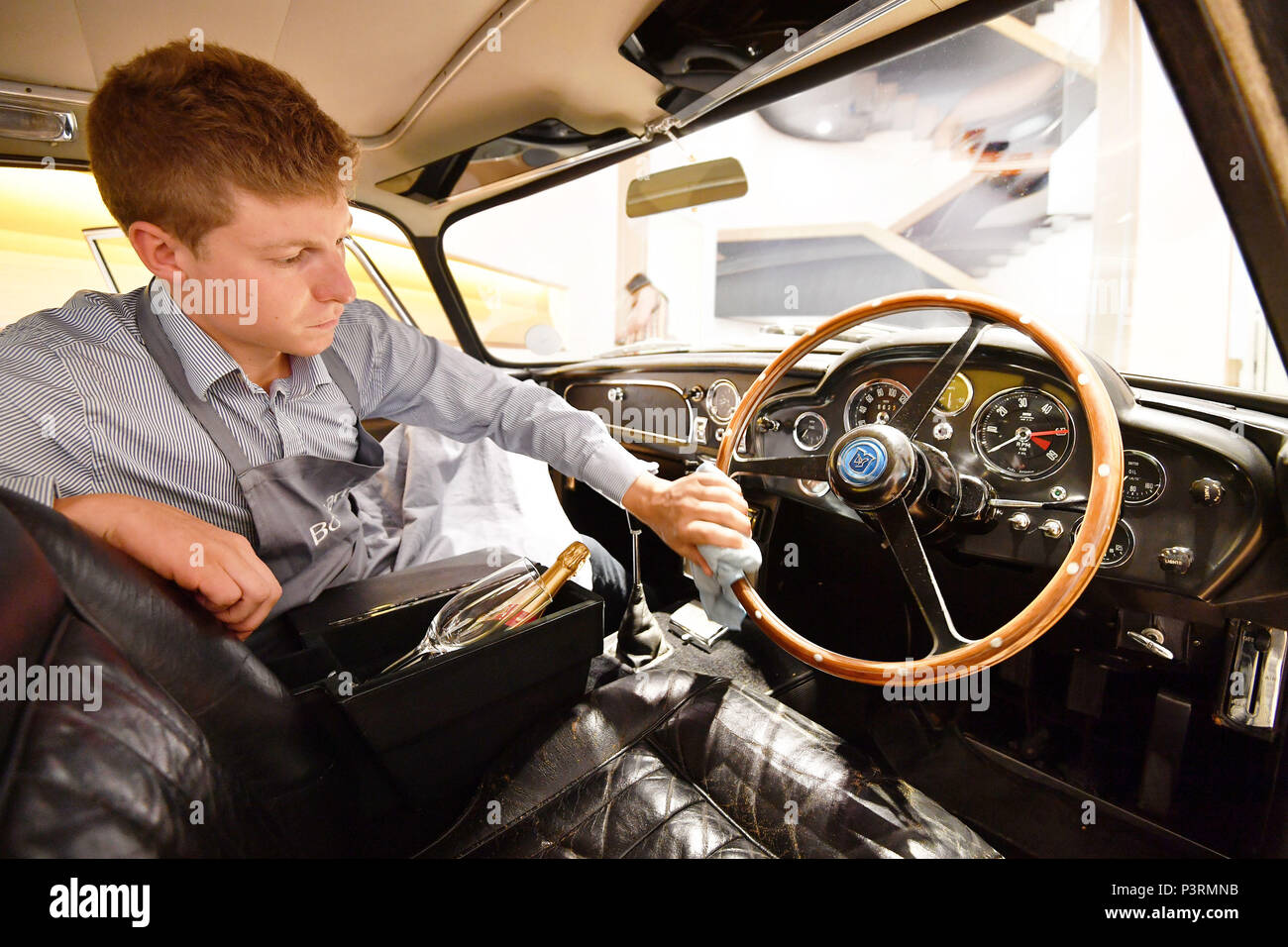 Ein 1965 Aston Martin DB 5 angetrieben von Pierce Brosnan als James Bond im Film 1995 "GoldenEye", "Der ist bei Bonhams in London vorbereitet, bevor Sie zur Auktion am 13. Juli bei der bonhams Goodwood Festival der Geschwindigkeit Verkauf für geschätzte & Pfund; 1.2- & Pfund; 1.6Million. Stockfoto