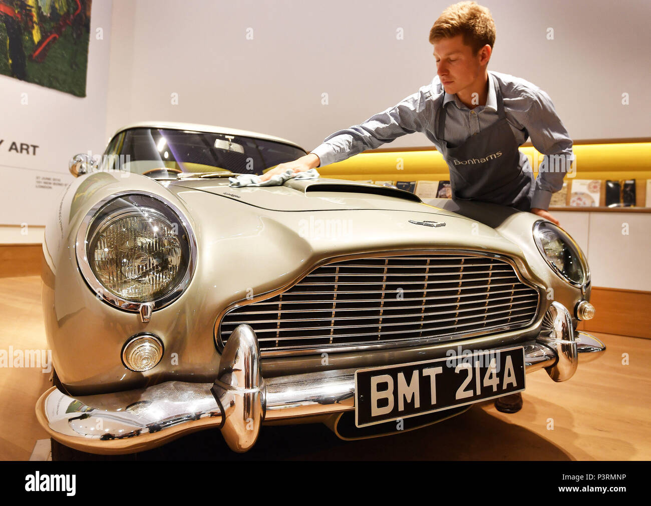 Ein Aston Martin DB5 aus dem Jahr 1965, der von Pierce Brosnan als James Bond im Film GoldenEye aus dem Jahr 1995 angetrieben wird, wird in Bonhams im Zentrum von London vorbereitet, bevor er am 13. Juli beim Bonhams Goodwood Festival of Speed Sale für geschätzte £1.2-£1,6 Millionen versteigert wird. Stockfoto
