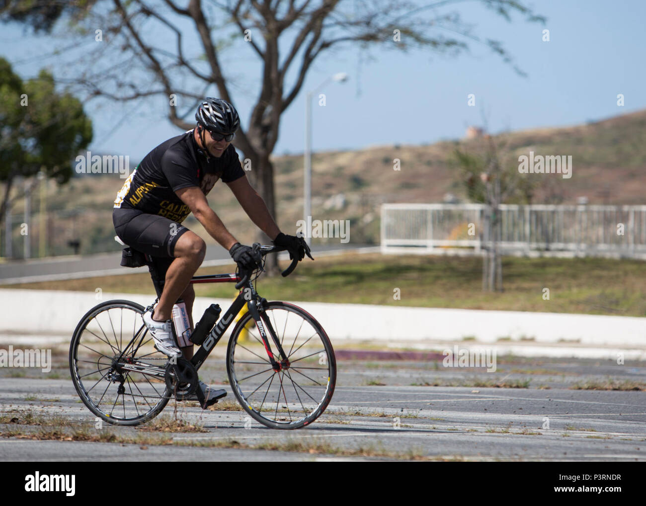 Us Marine Corps Master Sgt. Fernando Andrade jr. Ansätze, die Ziellinie in einem Radfahren Ereignis während einer 2017 DoD Krieger spiele Training Camp in Marine Corps Base Camp Pendleton, Calif., 8. Mai 2017. Andrade, ein Eingeborener von Compton, Kalifornien, ist ein Mitglied der 2017 DoD Krieger spiele Team Marine Corps. Krieger Spiele ist eine adaptive Sport Wettbewerb für die Verwundeten, Kranken und Verletzten service Mitglieder und Veteranen. Stockfoto