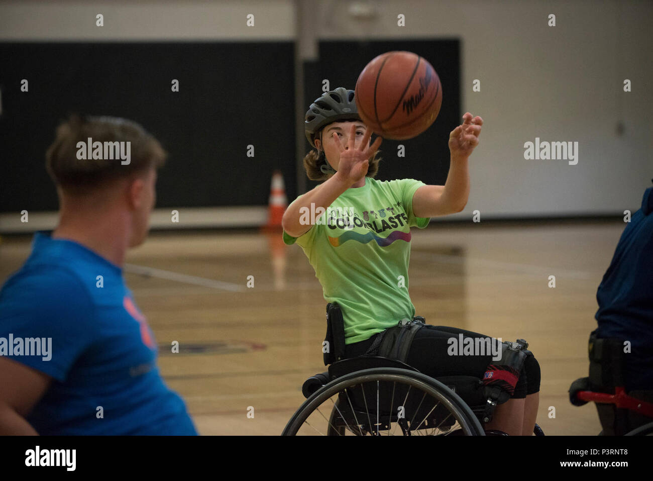 Us Marine Corps Cpl. Rachel Wakefield geht auf einen Mitspieler beim Rollstuhlbasketball Praxis an einem 2017 DoD Krieger spiele Training Camp in Marine Corps Base Camp Pendleton, Calif., 7. Mai 2017. Wakefield, ein Eingeborener von Augusta, Ga, ist ein Mitglied der 2017 DoD Krieger spiele Team Marine Corps. Der Krieger Spiele ist eine adaptive Sport Wettbewerb für die Verwundeten, Kranken und Verletzten service Mitglieder und Veteranen. Stockfoto