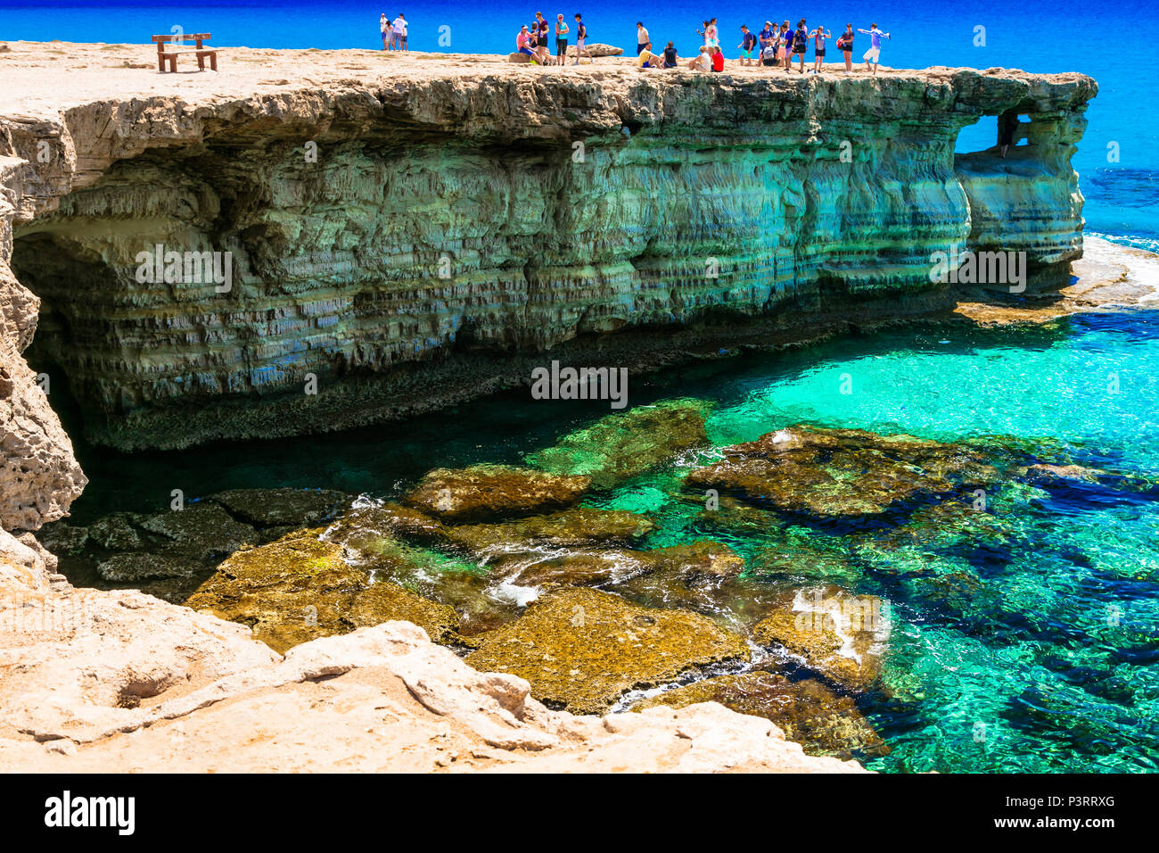 Eindrucksvolle Höhlen und azurblauen Meer in Cape Greco, Zypern Insel. Stockfoto