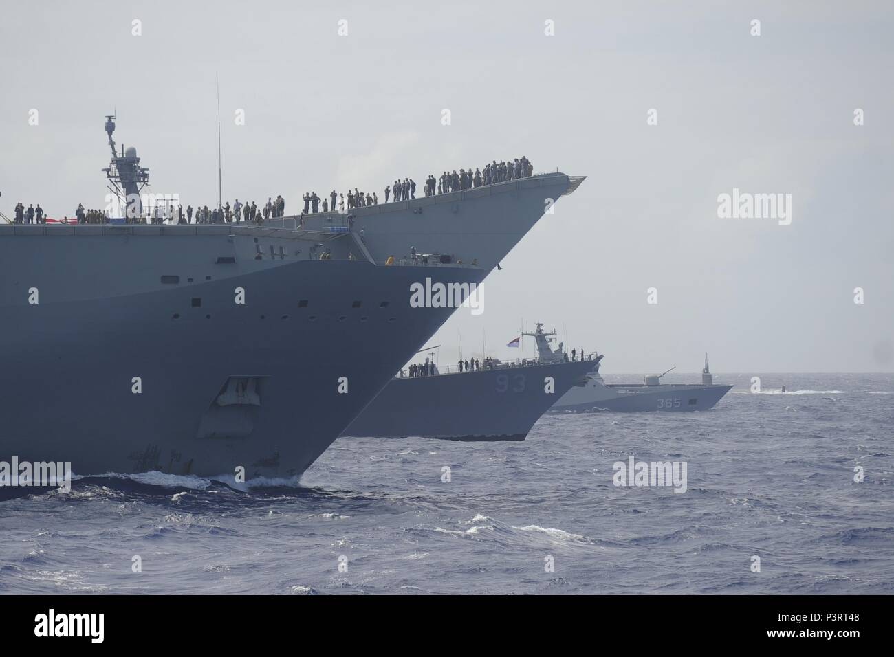 160728-N-MX 772-100 PAZIFISCHER OZEAN (28. Juli 2016) Segler auf der Bogen der Royal Australian Navy Canberra Klasse schwimmfähige Schiff HMAS Canberra (L02) und der Arleigh-burke-Klasse geführte Anti-raketen-Zerstörer USS Chung Hoon (DDG93), wie Sie im Dampfbad neben der Republik Indonesien Marine: Diponegoro-Klasse Corvette KRI: Diponegoro (365) nach einem Foto Ausübung der 40 Schiffe und U-Boote in der Pacific Rim Übung 2016 teilnehmenden Teilnehmenden. 26 Nationen, mehr als 40 Schiffe und u-Boote, mehr als 200 Flugzeugen und 25.000 Mitarbeiter an Rimpac vom 30. Juni bis Aug. Stockfoto