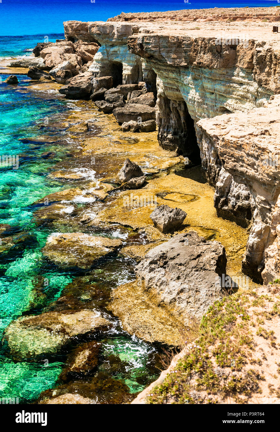 Höhlen und azurblauen Meer in Cape Greco, Zypern Insel. Stockfoto