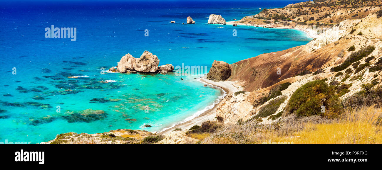 Schöne Petra tou Romiou Strand, Panoramaaussicht, Zypern Insel. Stockfoto