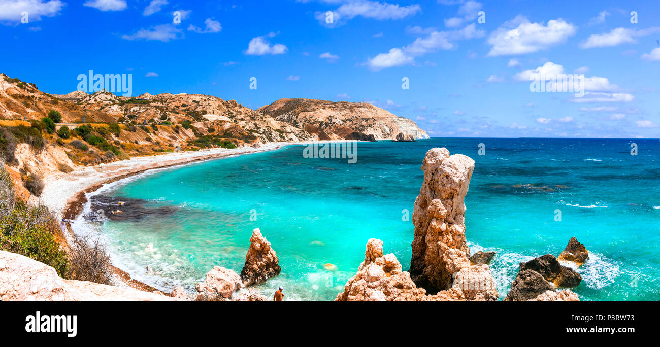 Schöne Petra tou Romiou Strand, mit Blick auf die Felsen und das Meer, Zypern Insel. Stockfoto