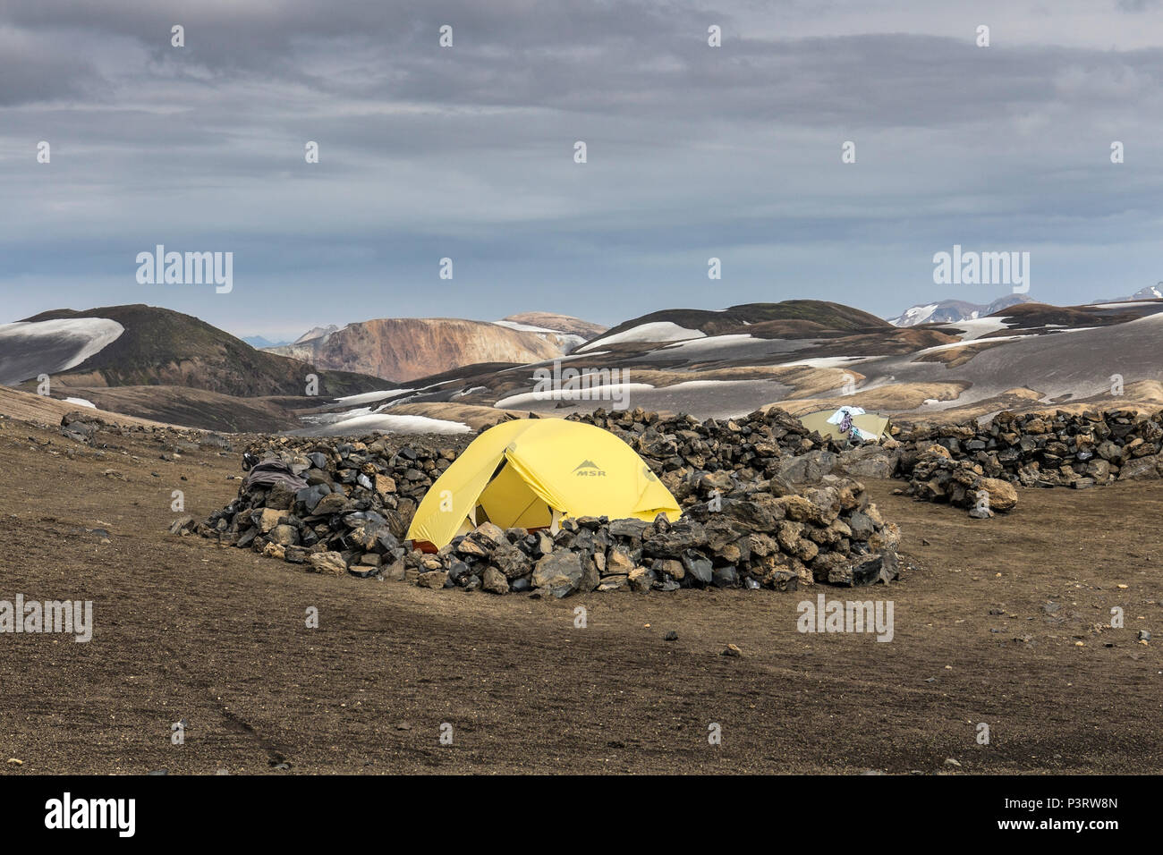 Zelte auf dem Campingplatz in der Nähe des Höskuldsskáli der Hrafntinnusker Hütte auf der Laugavegur, Wanderweg, Island Stockfoto
