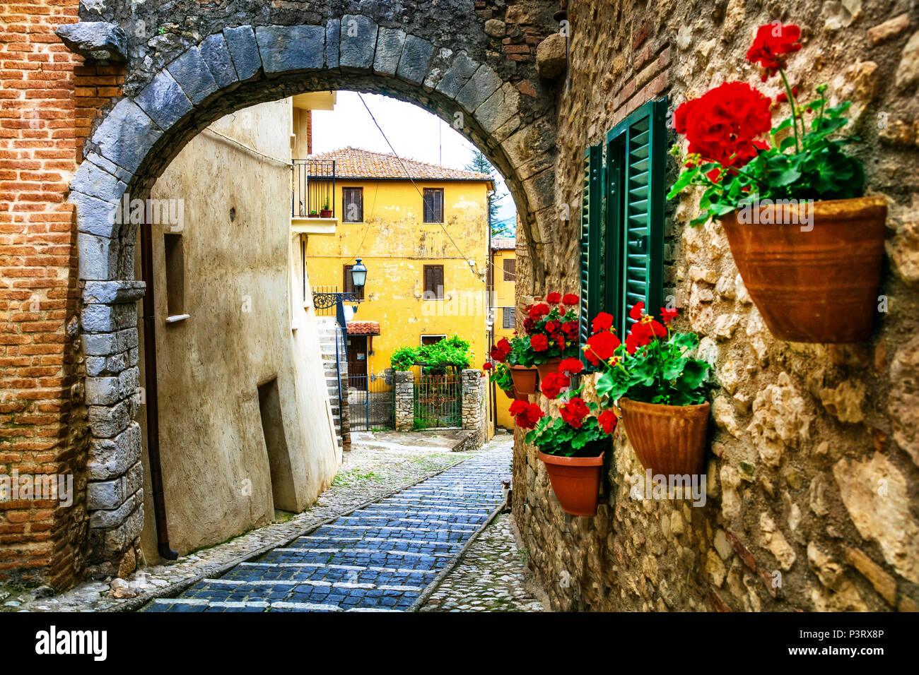 Alte Straßen der italienischen Dorf, mit Blumenschmuck, Casperia, Rieti, Latium. Stockfoto