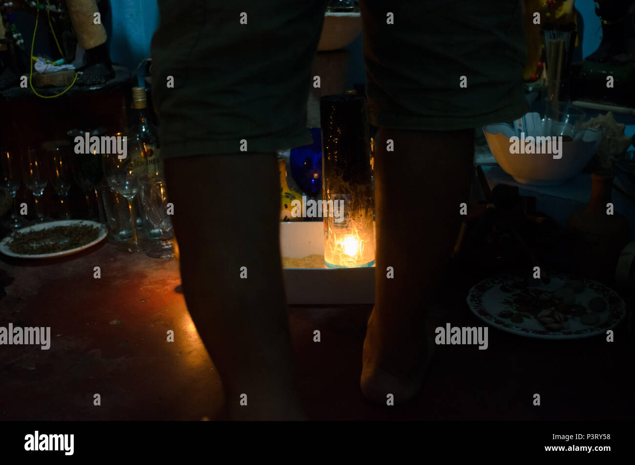 RECIFE, PE - 07.10.2015: UMBANDA - Barracão, terreiro ou Casa espírita de Umbanda. Homem diante de Velas keine santuário da jurema em Terreiro de Umbanda. (Foto: Diego Herculano/Fotoarena) Stockfoto