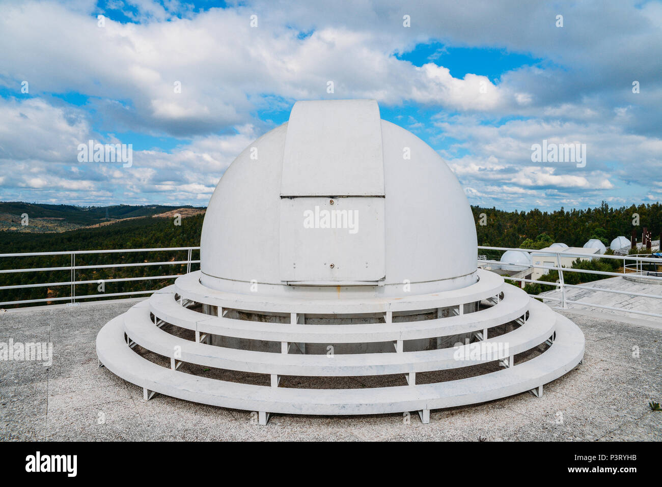 Dome von speziellen Astrophysikalischen Observatoriums auf blauer Himmel an einem sonnigen Tag. Stockfoto