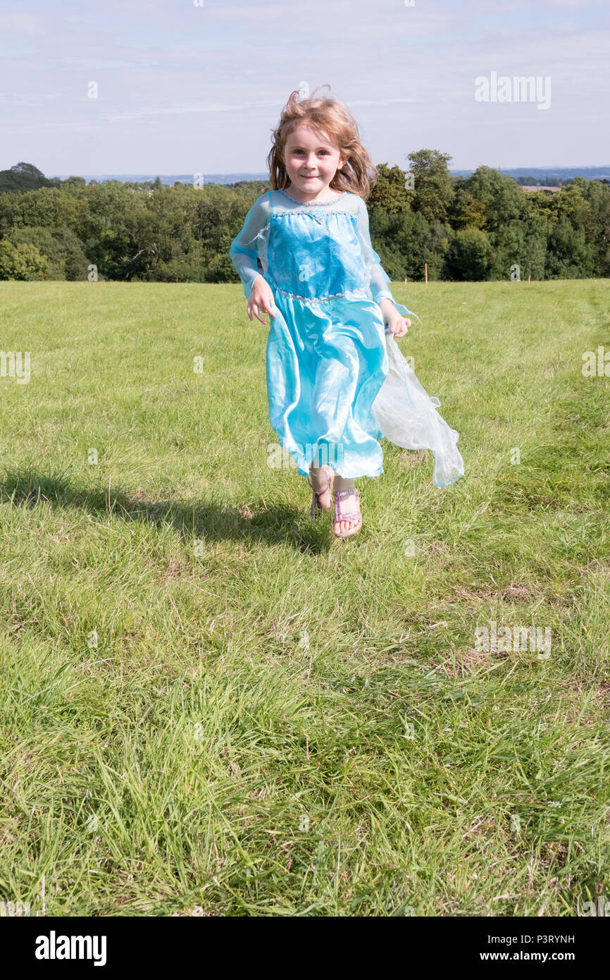 Newport, Wales - 23 Aug 14: Junge Mädchen in einer schönen Prinzessin Kleid läuft feiert Ankunft auf Sommerurlaub 14 Aug 2016 die Grüne Sammeln F Stockfoto