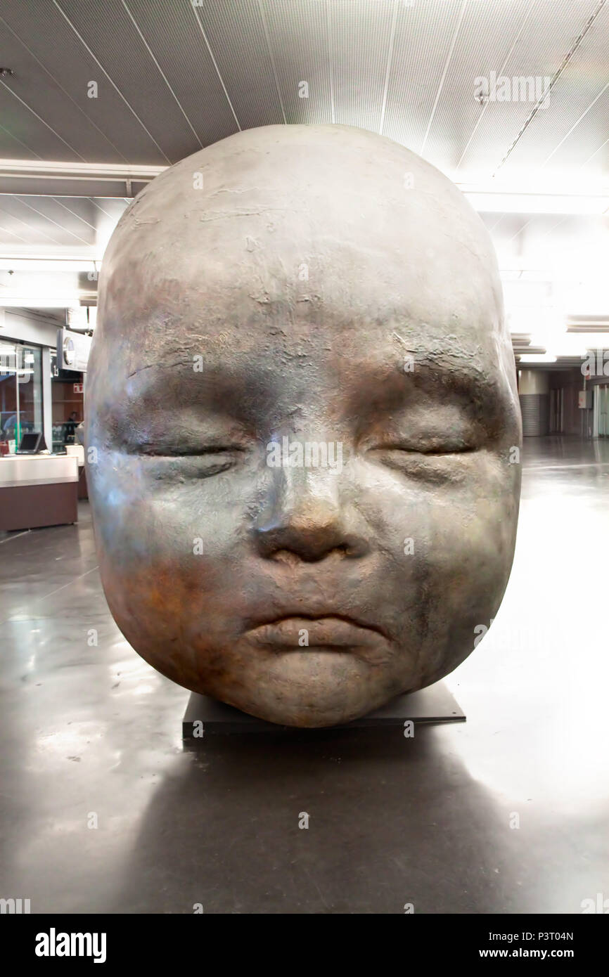 Skulptur - Kopf des Babys, Bahnhof in Madrid, Spanien Stockfoto