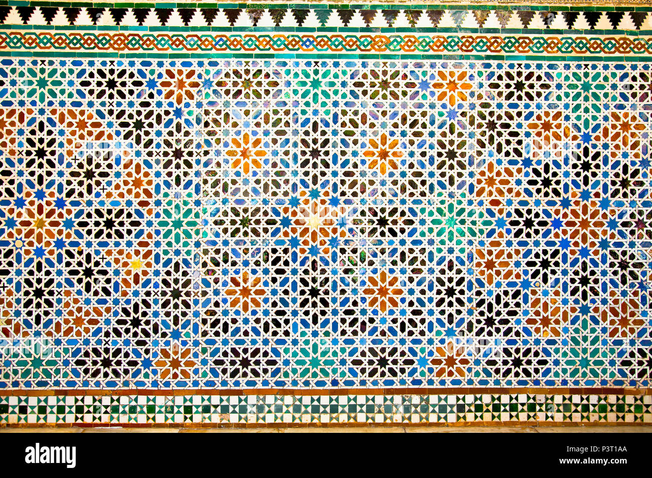 Orientalische Fliesen Mosaik Wand in der Königlichen Alcazars von Sevilla, Andalusien, Spanien. Stockfoto