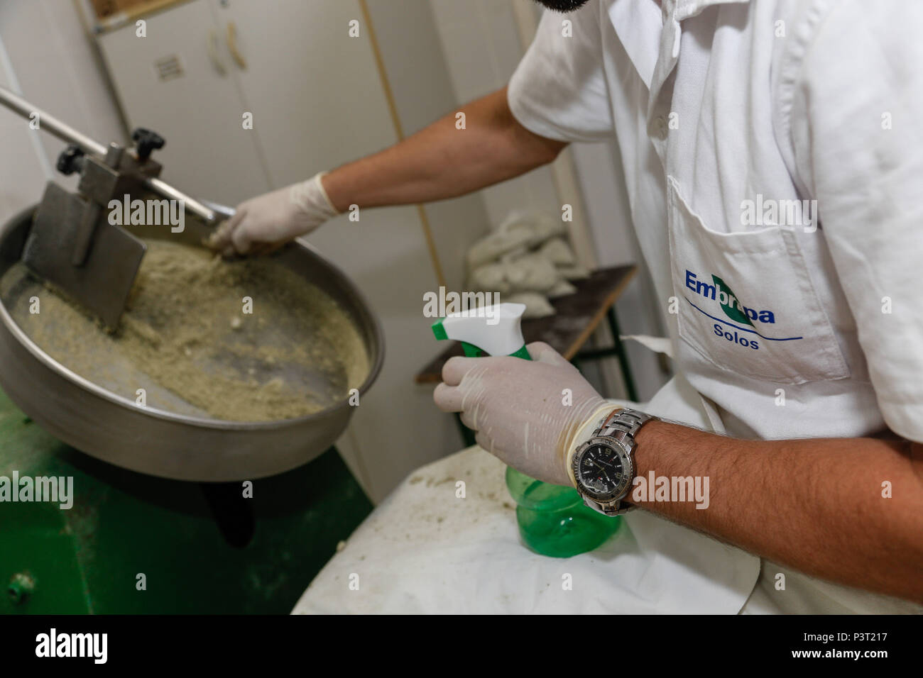 RIO DE JANEIRO, RJ - 27.10.2015: - LABORATÓRIOS EMBRAPA-Pesquisadora da Embrapa colocando fertilizante recém granulado na Estufa para secagem, em laboratório. (Foto: André Horta/Fotoarena) Stockfoto