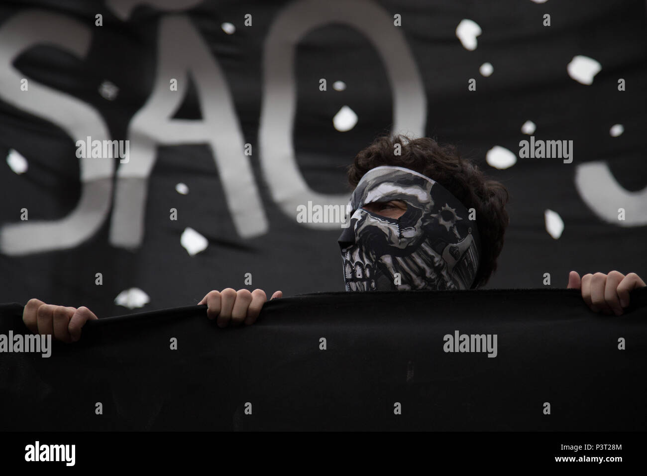 SÃO PAULO, SP - 18.06.2014: MANIFESTANTE MASCARADO - Manifestante faixa mascarado com Uma em Segundo des Plano escrito ão'. (Foto: Luis Blanco/Fotoarena) Stockfoto