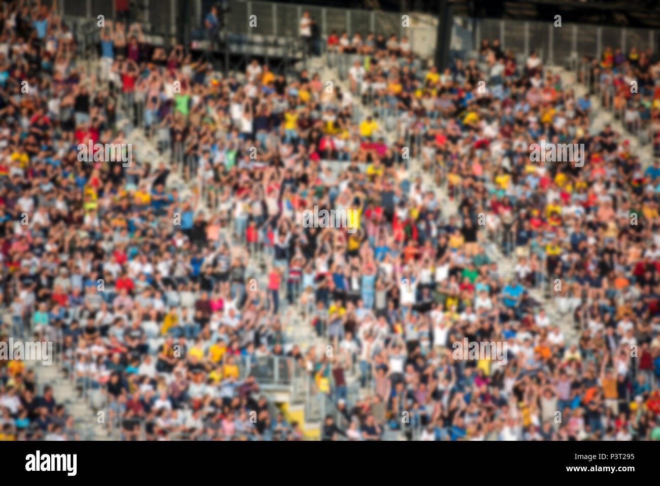 Masse Der Zuschauer In Einem Stadion Tribune Bei Einem Fussballspiel Verschwommen Stockfotografie Alamy