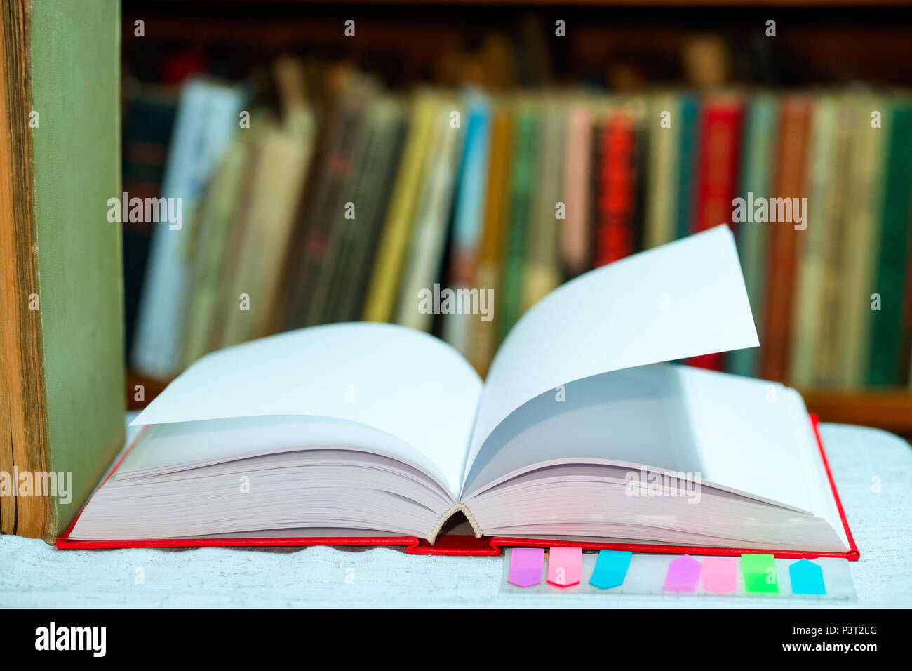 Buch auf, Stapel von gebundene Bücher auf dem Tisch. Ansicht von oben. Stockfoto