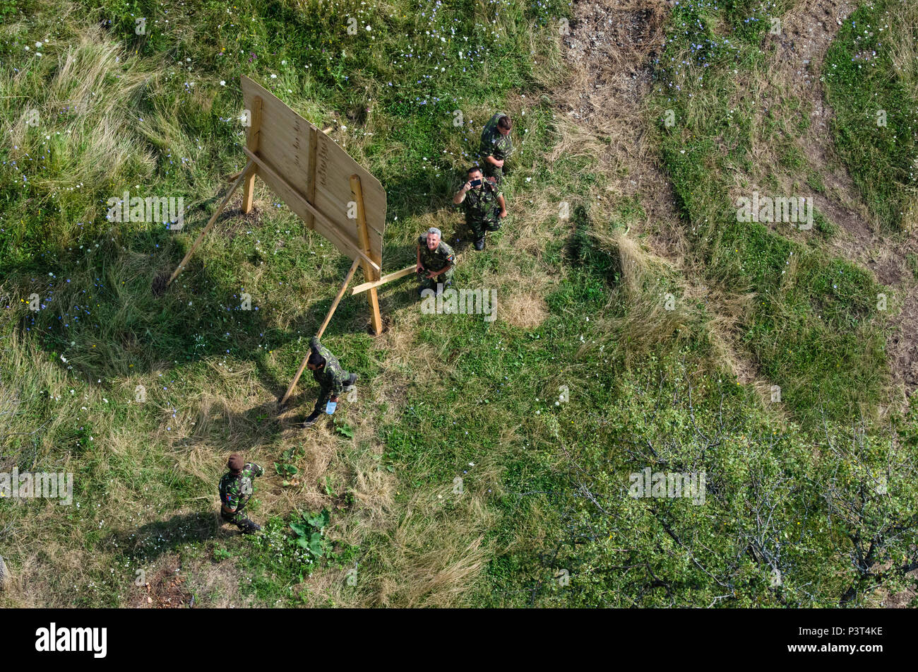 Rumänische Land Forces Soldaten schauen in den Himmel wie ein UH-60 Blackhawk Hubschrauber mit Charlie Kompanie, 3. Bataillon 501. Aviation Regiment aus ft. Bliss, Texas, über ihre Position am 29. Juli während des Trainings Saber Guardian 16 bei RLF Combat Training Center in Cincu Rumänien schwebt. Säbel-Guardian ist eine multinationale militärische Übung mit ca. 2.800 Soldaten aus zehn Nationen, darunter Armenien, Aserbaidschan, Bulgarien, Kanada, Georgien, Moldawien, Polen, Rumänien, Ukraine und den USA (US Armee-Foto von Spc. Timothy Jackson, 115. Mobile Public Affairs Abteilung, Oregon Stockfoto