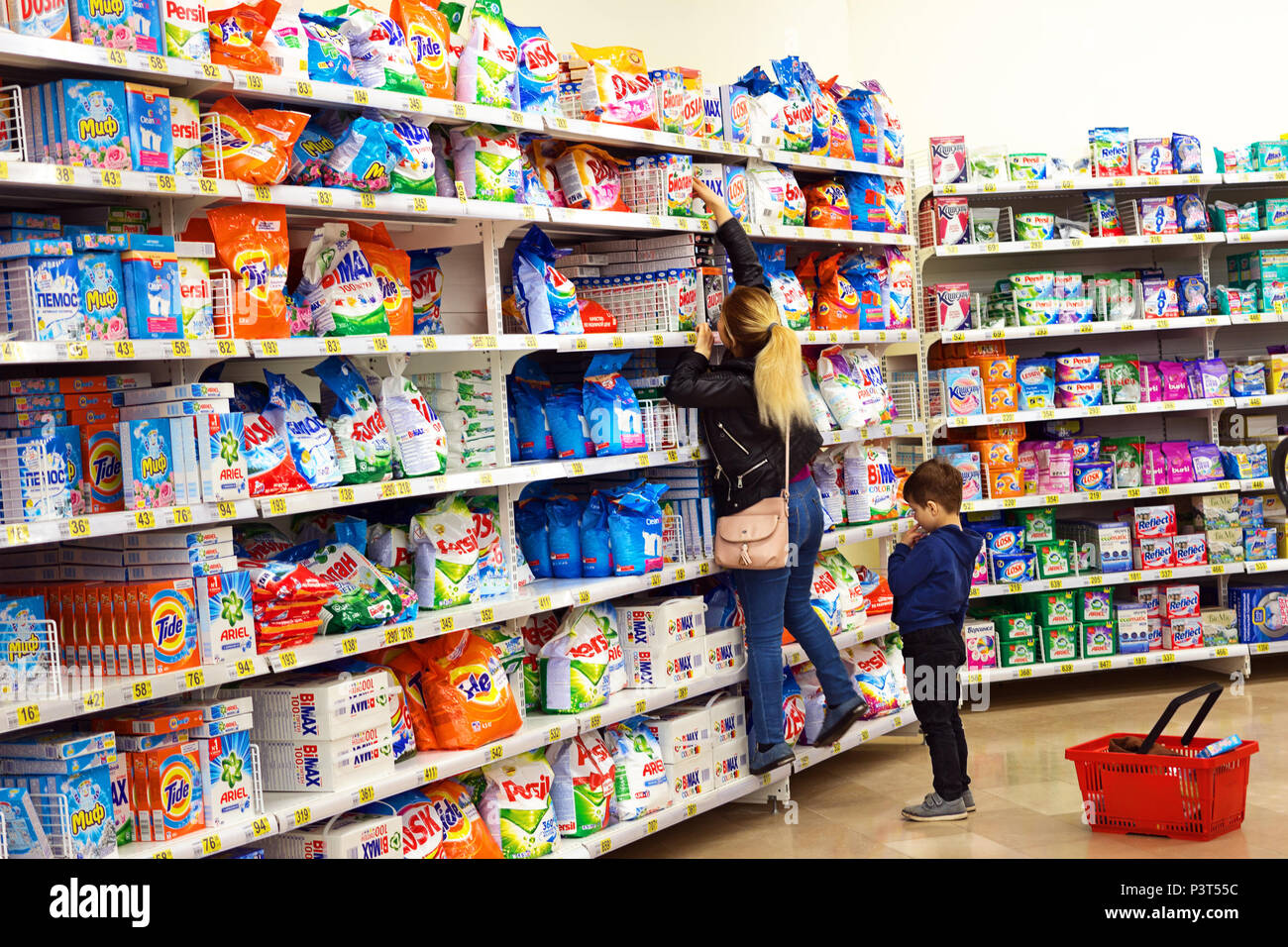 Auswahl der Waren im Haushalt shop Stockfoto