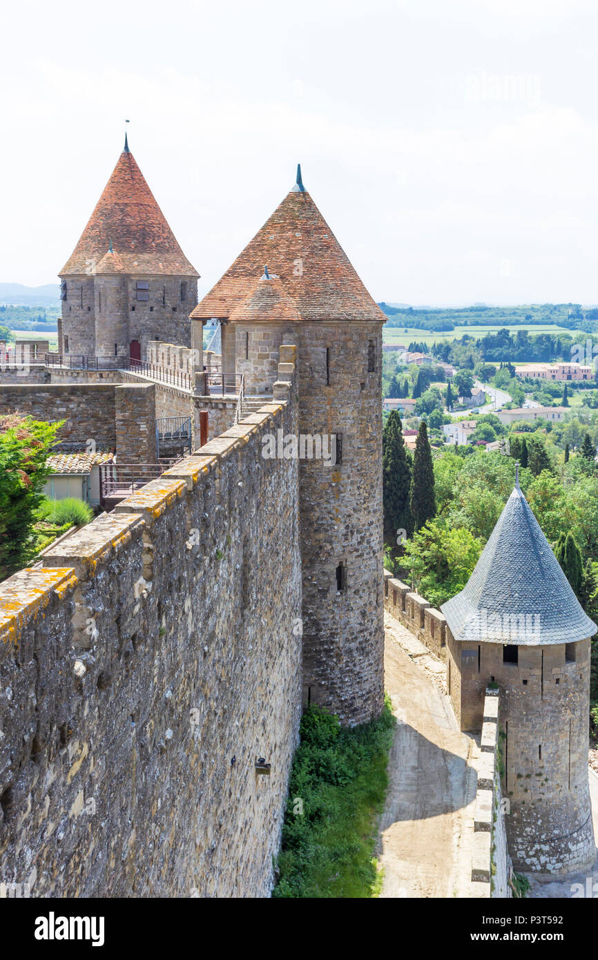 Die mittelalterliche Cité von Carcassonne, Französisch Departement Aude, Occitanie Region, Frankreich. Die äußeren Wände, Wälle, Türme und Türmen. Stockfoto