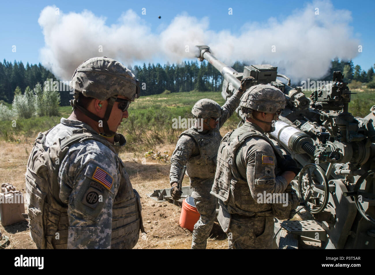 Soldaten in den 2 Bataillon zugeordnet, 17 Field Artillery Regiment "Stahl" unterstützen in den letzten Teil der Stahl Feuer Führer Kurs 2.0 von Feuern präzise abgerundet, an Joint Base Lewis-McChord, Juli 29. Der Zweck der zwei-wöchigen Kurs wurde ein Standard für Taktiken, Techniken und Verfahren des Führer über das Bataillon zu haben. (Foto: Staff Sgt. Michael K. Selvage, 7 Infanterie Division Public Affairs NCO) (freigegeben) Stockfoto