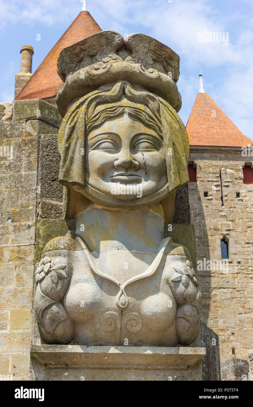 Die mittelalterliche Cité von Carcassonne, Französisch Departement Aude, Occitanie Region, Frankreich. Die Statue der Dame Carcas am Narbonne Tor. Stockfoto