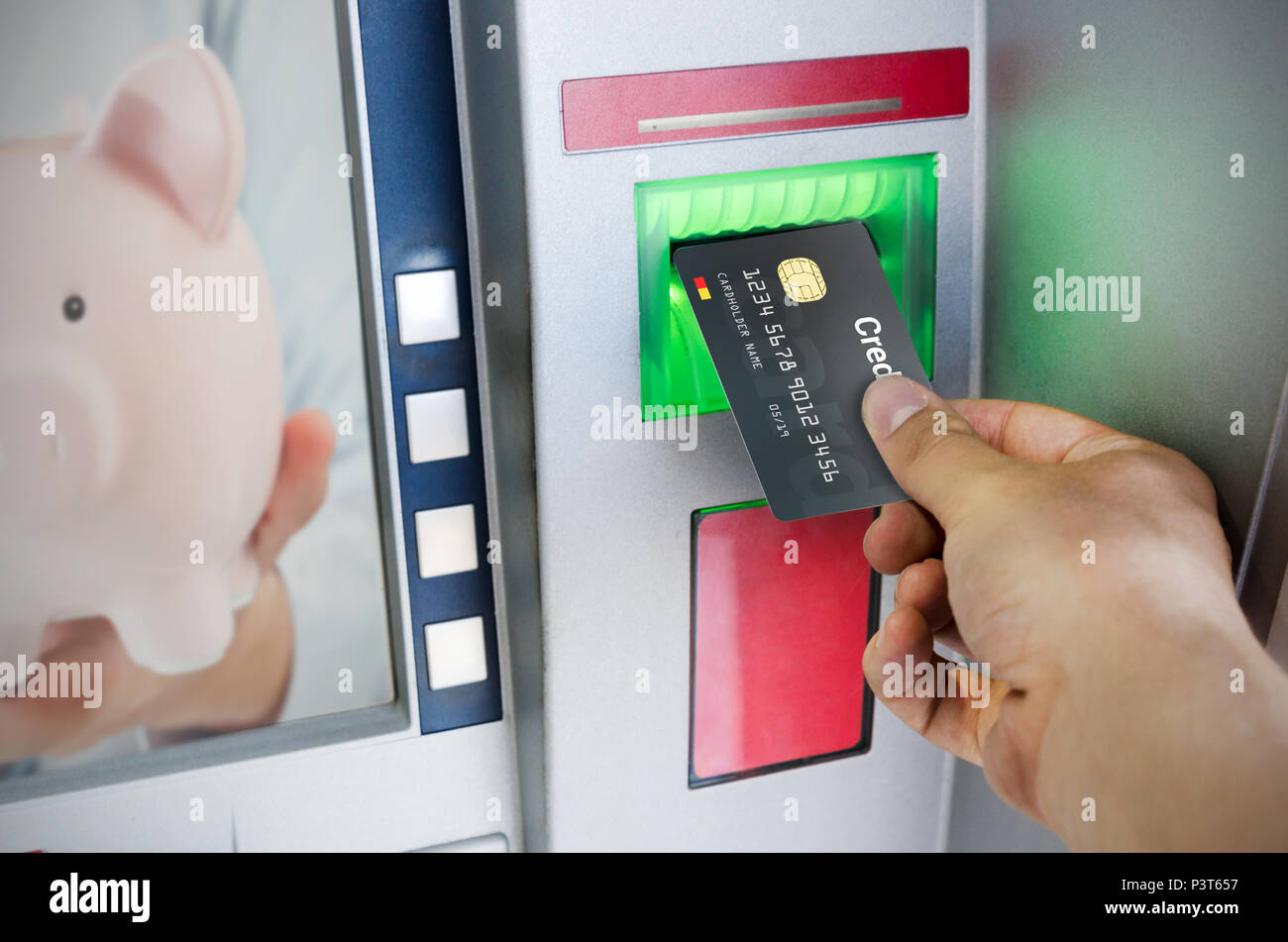 Mann die Hand Kreditkarte in ATM. Geld wird von einem Geldautomaten eingezogen. Stockfoto