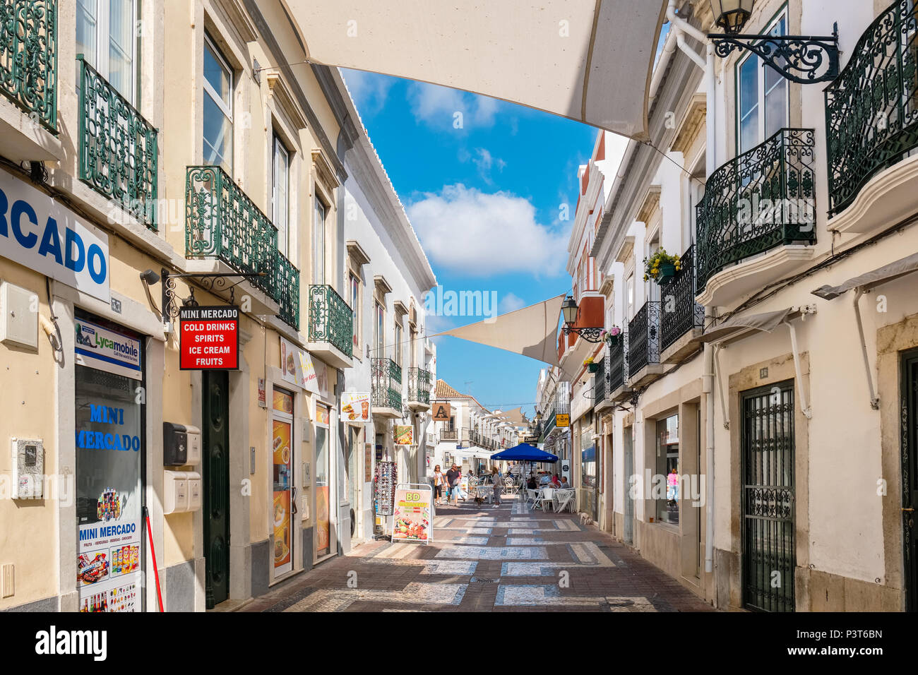 Geschäfte und Street Cafe auf einer Fußgängerzone in der Altstadt. Faro, Portugal Stockfoto